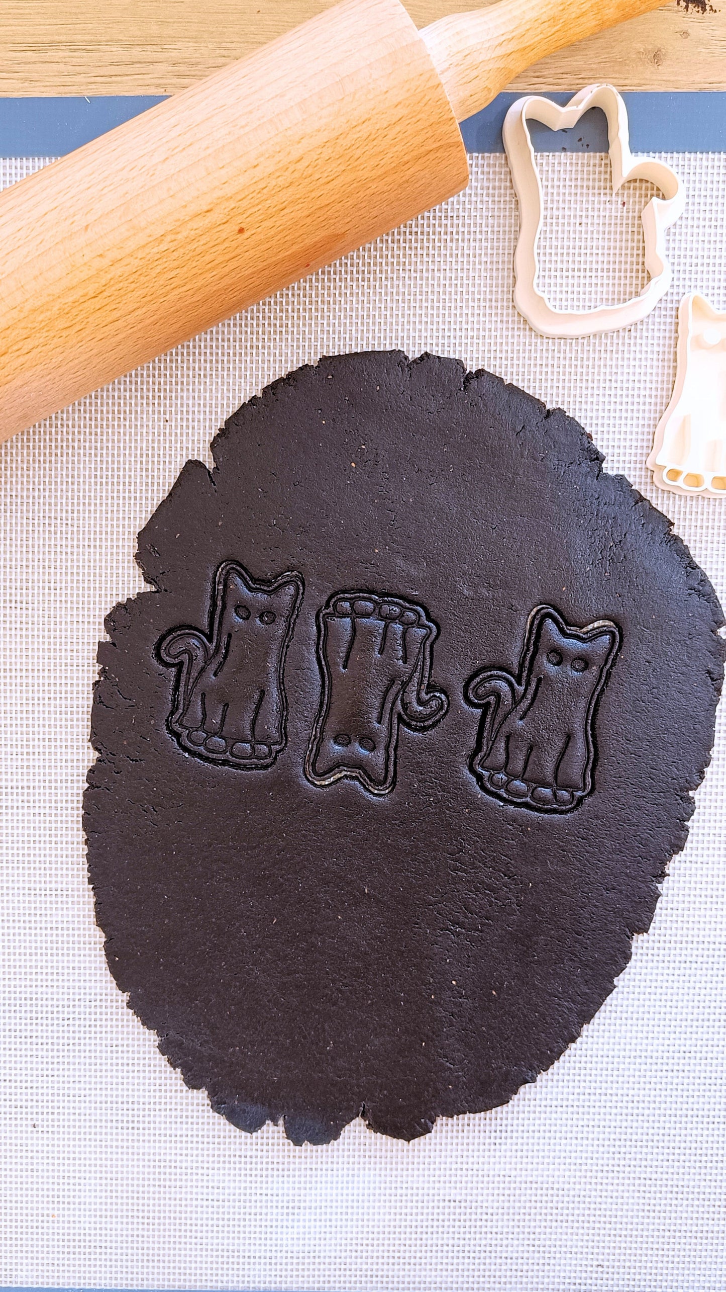 Cat in costume, ghost - cookie cutter set
